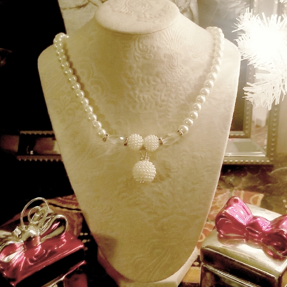Jewelry - 🏷Costume Jewelry Pearl Necklace an Stud Earrings